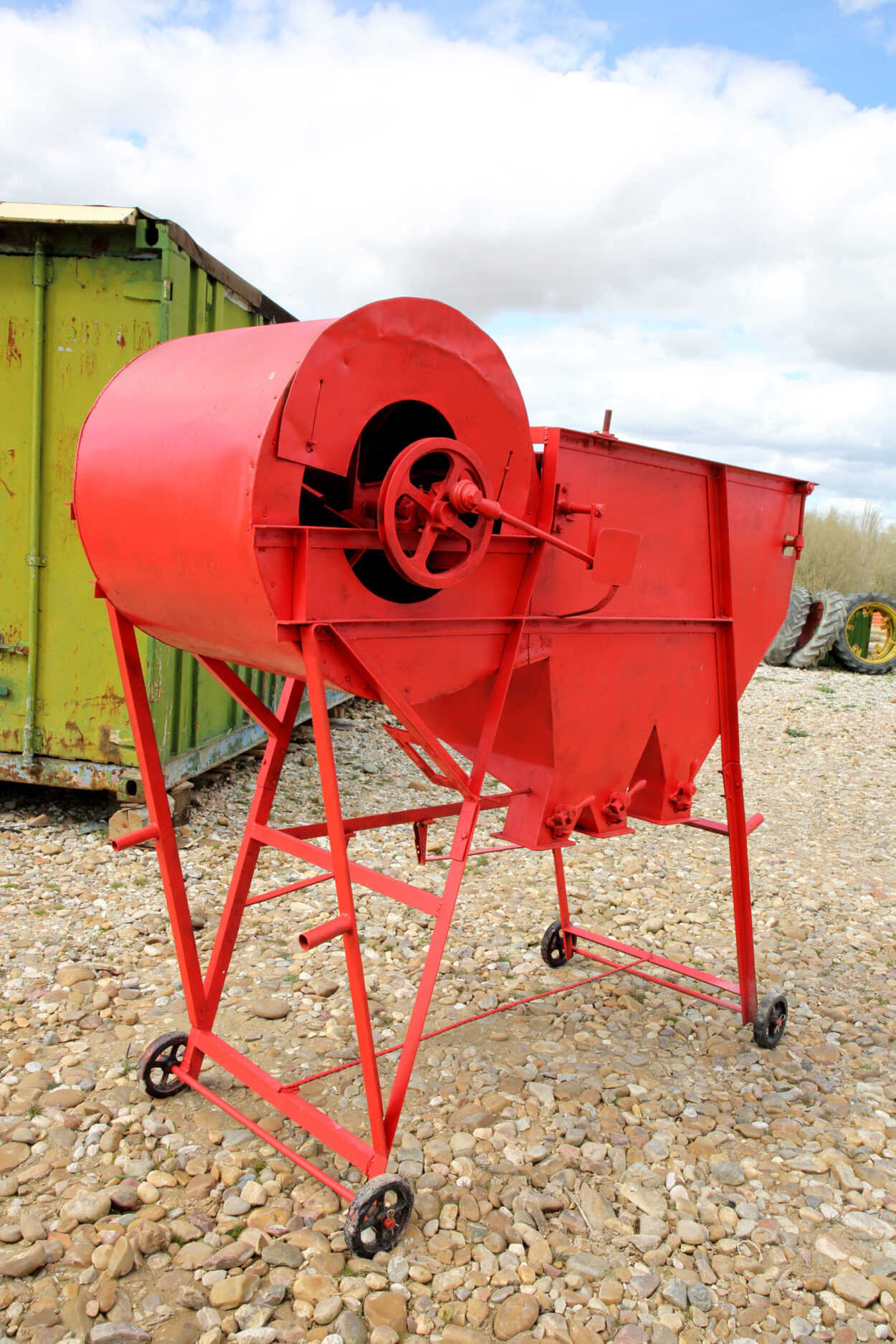 Ensacadora y sembradora antigua (3)